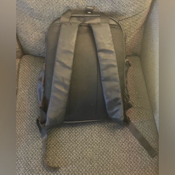 Tommy bahama dark camouflage black & grey multi pocket backpack! - Picture 10 of 13